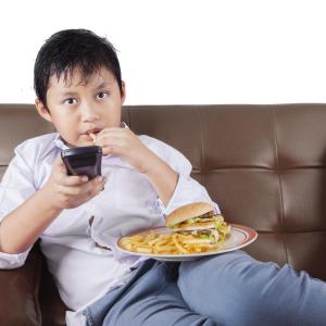 Eating in front of TV, skipping meal tied to low self-esteem in children