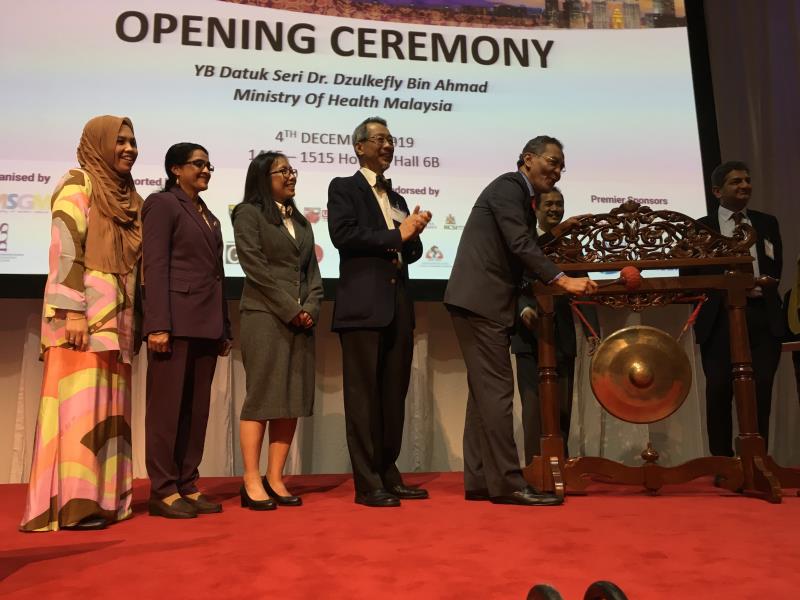 Professor Dr Tan Maw Pin, WCFPS organizing chairperson (third from left); Professor Dr Philip Poi, MSGM president (centre); D