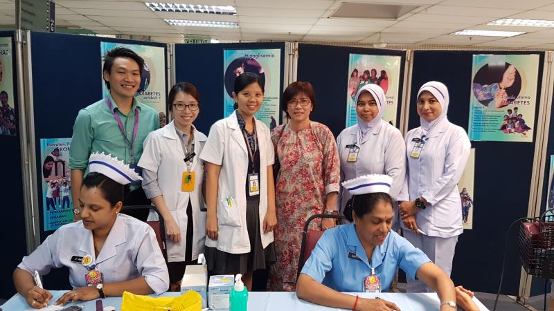 Lim and Dato’ Nor Azizah Aziz (3rd from right), consultant endocrinologist and head of the Endocrinology and Diabetes Unit, with nurses from the unit.