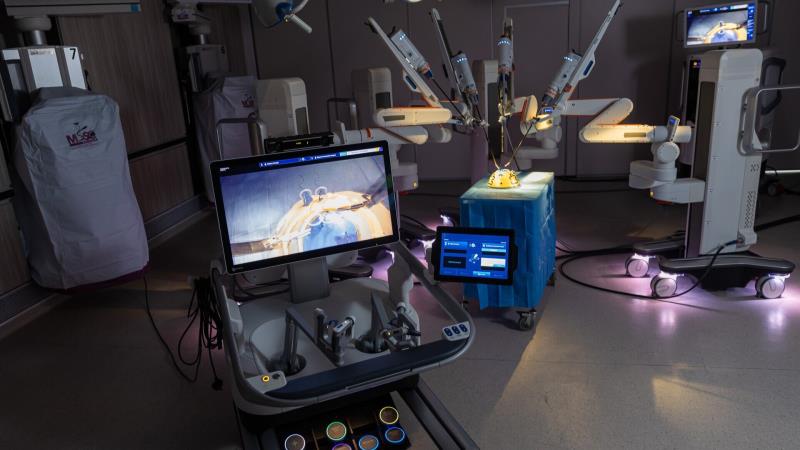 New modular robot-assisted system with four independent robotic arm carts and an open console with intraoperative 3D view