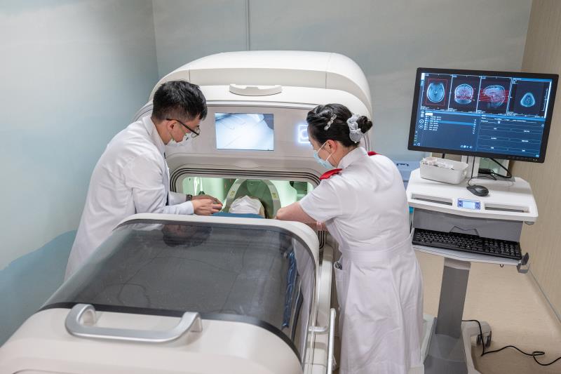 Preparing a suspected stroke patient for low-field MRI at ESU