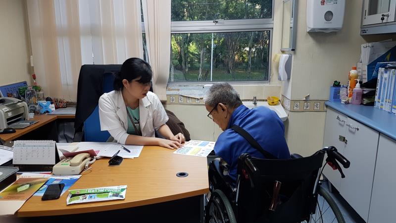 Lim conducts one-on-one counseling sessions with patients with diabetes referred to her DMTAC clinic.